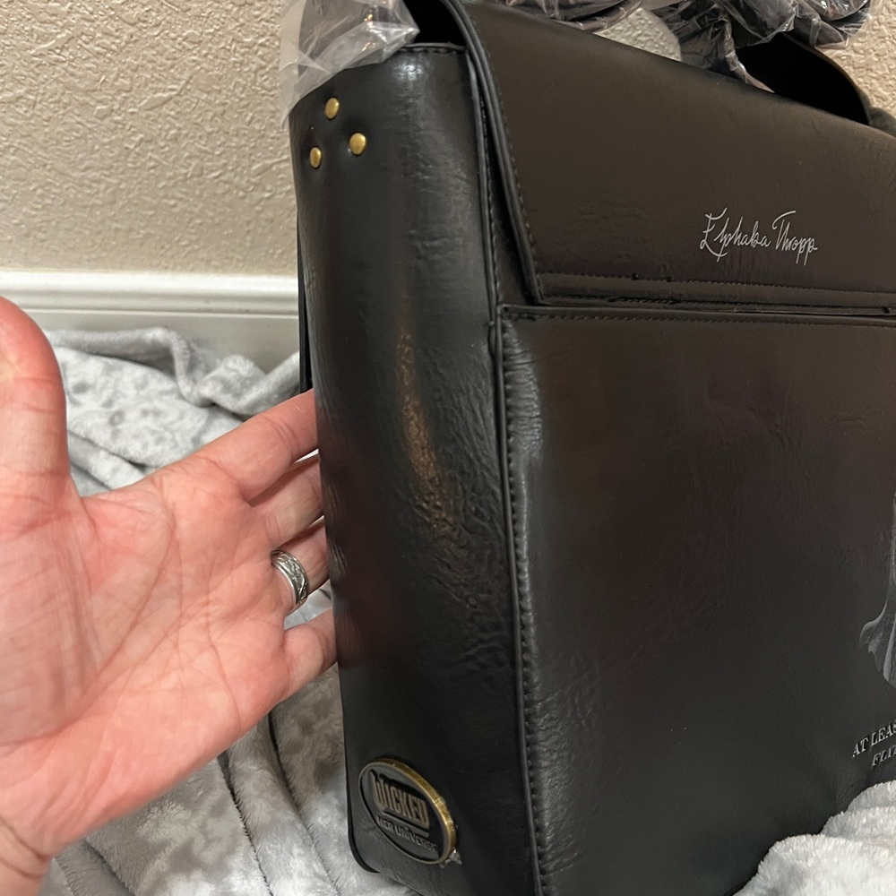 Her Universe Wicked Elphaba Messenger Bag Flying Free, Wicked Squishmallows - Picture 8 of 12